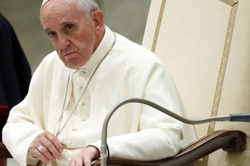Papa ataca economia global por venerar "deus do dinheiro"