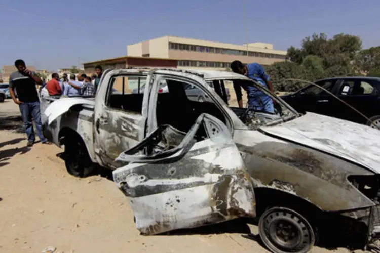
	Local de atentado com carro-bomba em Benghazi: segundo fonte, criminosos queriam recuperar ve&iacute;culo carregado de armas e muni&ccedil;&otilde;es que havia sido apreendido pela pol&iacute;cia
 (Reuters)