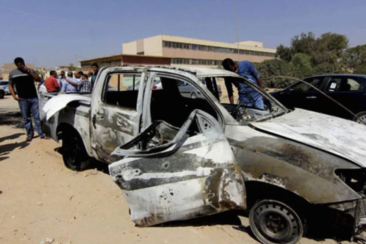 Local de atentado com carro-bomba em Benghazi: autoridades líbias acusam os partidários do antigo regime de serem os responsáveis pelos ataques (Reuters)