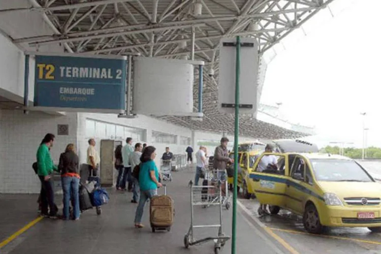 
	Aeroporto do Gale&atilde;o, no Rio: os funcion&aacute;rios est&atilde;o sem receber os sal&aacute;rios desde novembro e pedem que a Infraero assuma a d&iacute;vida
 (Wilson Dias/Abr)