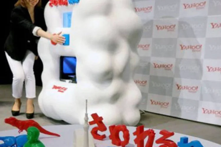 Mulher demonstra o funcionamento do novo sistema de buscas do Yahoo! Japan: tecnologia, chamada "busca tátil", pode, entre outras coisas, ajudar os cegos (Jiji Press/AFP)