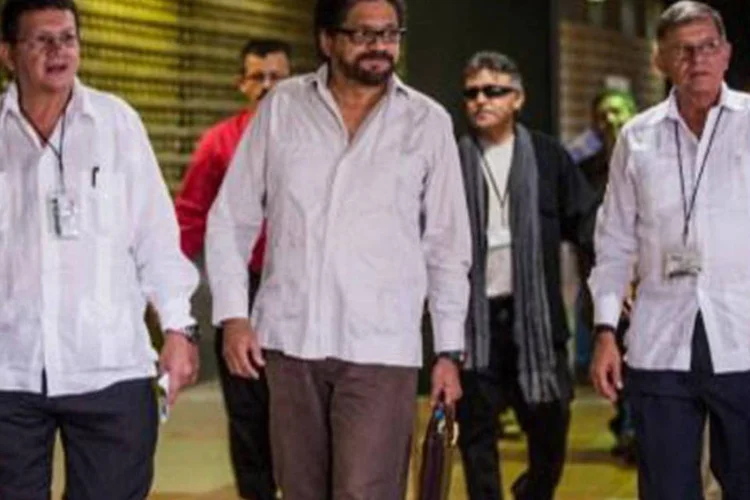 Líderes das Farc Pablo Catatumbo (e), Ivan Marquez (c) e Rodrigo Granda: "convidamos os porta-vozes do governo a apressar a resposta", afirma a guerrilha em comunicado (AFP)