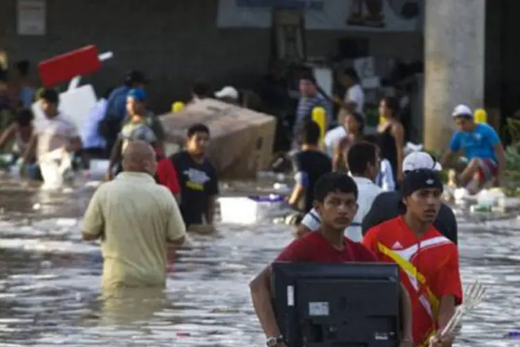 Cidadãos saqueiam supermercado alagado no México: estudo abrange 616 centros urbanos e avalia riscos ligados a cinco tipos de desastres naturais (Ronaldo Schemidt/AFP)