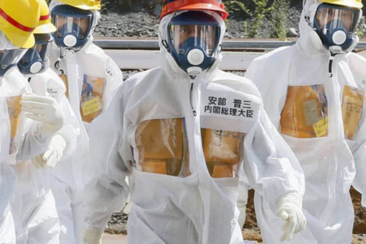 Primeiro-ministro do Japão, Shinzo Abe (c): acredita-se que vaze de Fukushima diariamente cerca de 300 toneladas de líquido radioativo (Pool/Reuters)