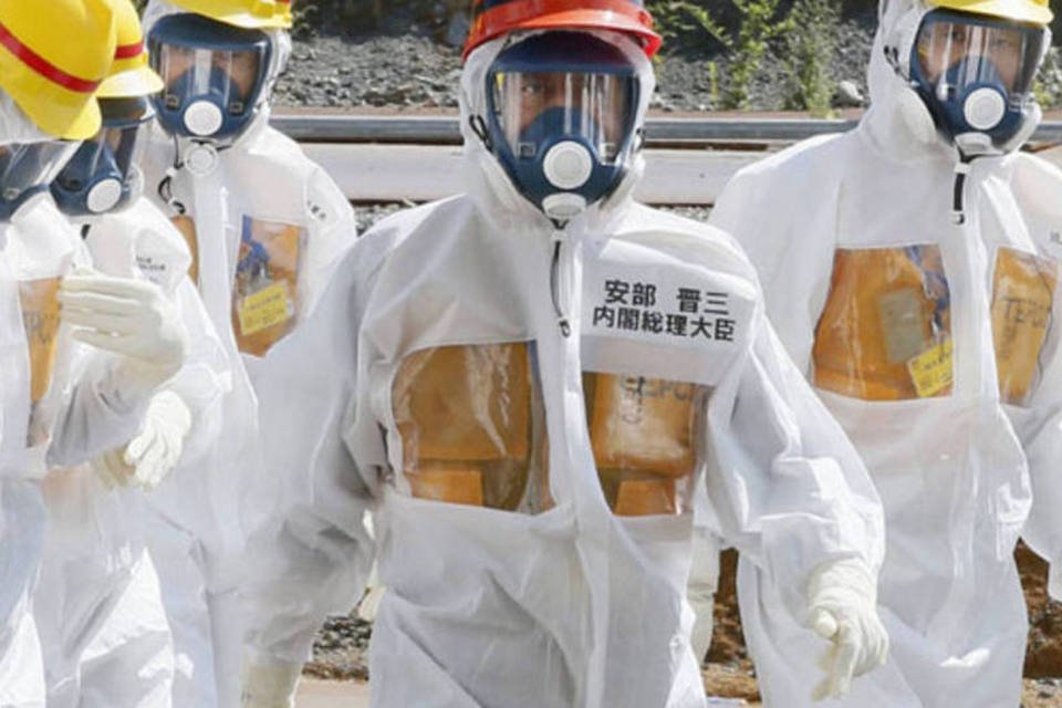 Abe pede em Fukushima prazo para operadora conter vazamentos