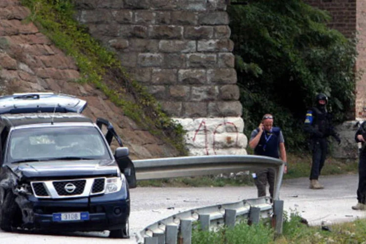 Policiais em local onde agente foi morto, em Kosovo: ataque feriu outros dois agentes e aconteceu quando homens atiraram contra veículo policial (Getty Images)