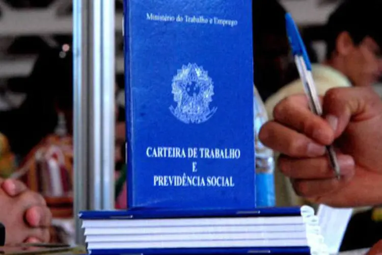 
	Carteira de trabalho: a pesquisa tamb&eacute;m revela que cresceu de 51% em 2012 para 53% em 2013 a parcela de entrevistados que j&aacute; t&ecirc;m um emprego efetivo
 (Marcello Casal Jr/ABr)