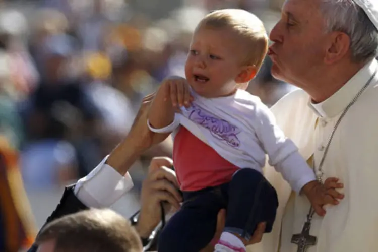 Papa Francisco beija criança no Vaticano:  "deixai que as crianças se aproximem de mim", parece ser a ordem que o papa Francisco dá aos agentes de segurança  (Stefano Rellandini/Reuters)