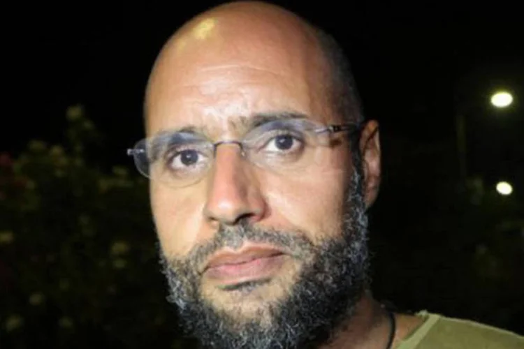 
	Seif al-Islam, filho de Muammar Kadafi: audi&ecirc;ncia foi adiada para dezembro &quot;para permitir a presen&ccedil;a de outros acusados&quot;, afirmou um advogado
 (Imed Lamloum/AFP)