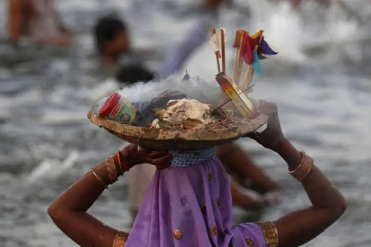 Devota hindu no rio Yamuna, na Índia: celebração causa inúmeras mortes a cada ano (Ahmad Masood/Reuters)