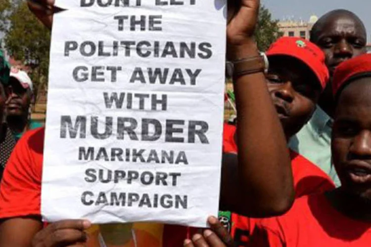 Mineiros protestam em Pretória: comissão indicou "ter obtido documentos que provam que a versão da polícia sobre o que aconteceu em Marikana (...) não corresponde à verdade" (Alexander Joe/AFP)