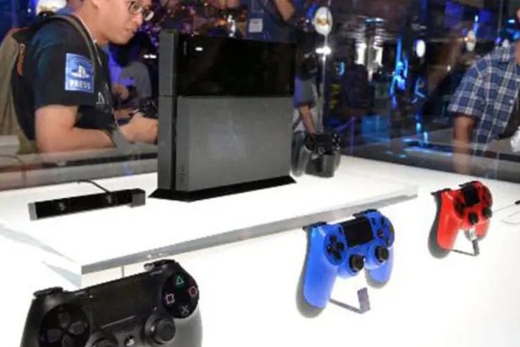 Visitantes observam novo PlayStation 4: preto para a Sony, verde para a Microsoft, os estandes dos dois gigantes são os mais visíveis de todo o salão, onde 200 mil visitantes são esperados (Yoshikazu Tsuno/AFP)
