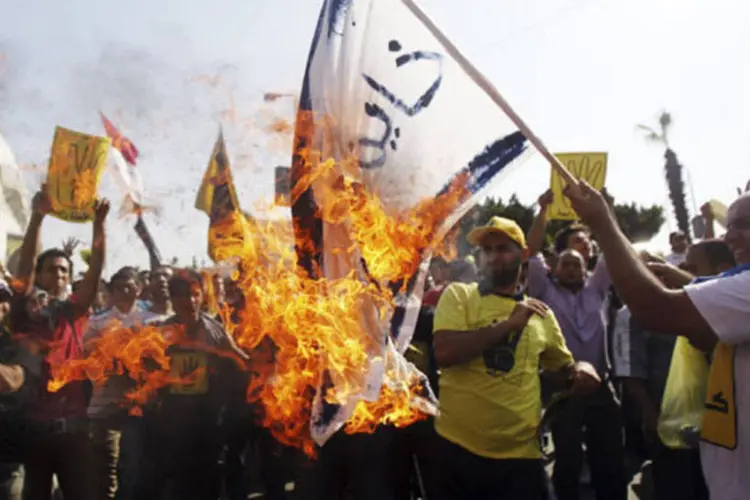 
	Membros da Irmandade Mu&ccedil;ulmana queimam bandeiras: Irmandade tamb&eacute;m criticou o regime do antigo l&iacute;der Gamal Abdel-Nasser
 (Amr Abdallah Dalsh/Reuters)