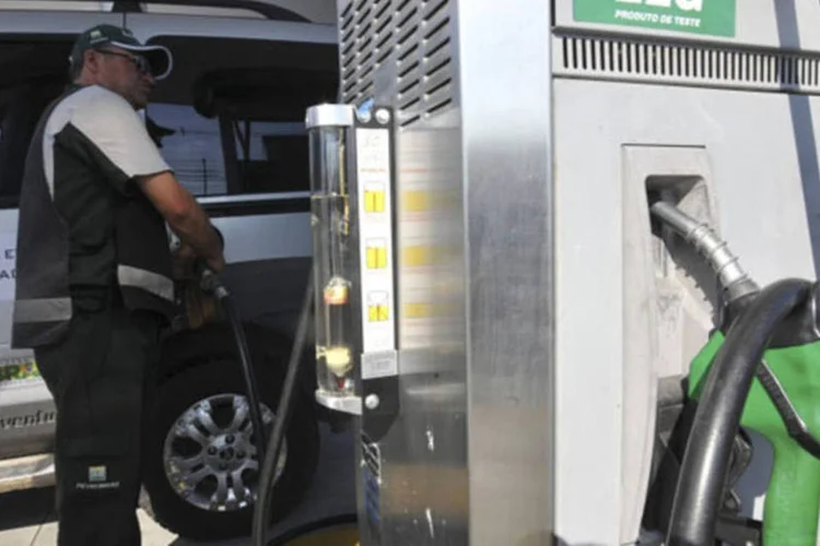 
	Carro abastece com etanol de segunda gera&ccedil;&atilde;o: combust&iacute;vel &eacute;&nbsp;produzido a partir da quebra das cadeias de celulose
 (Marcello Casal Jr./ABr)
