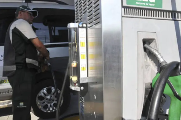 
	Carro abastece com etanol: pre&ccedil;o do hidratado (usado nos carros flex) em S&atilde;o Paulo subiu 0,8 por cento frente &agrave; semana anterior, a 1,0894 real/litro
 (Marcello Casal Jr./ABr)