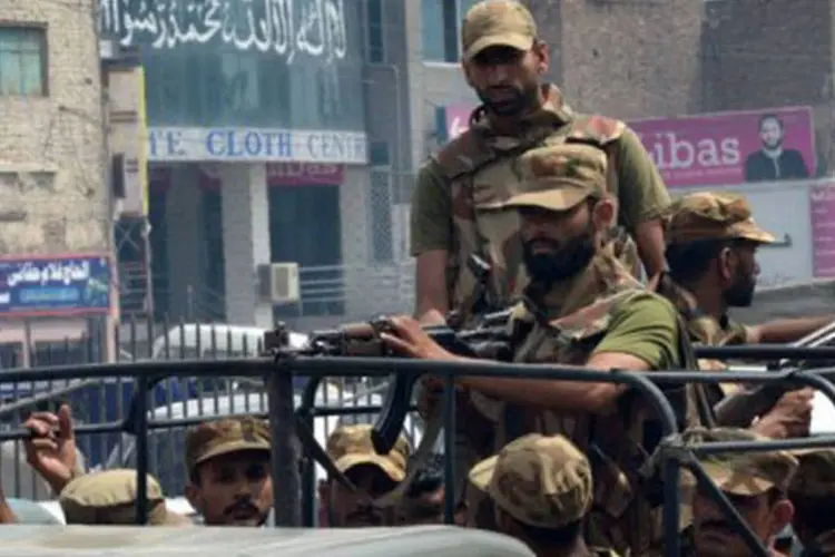 
	Soldados paquistaneses: lei da era colonial n&atilde;o define o que &eacute; blasf&ecirc;mia, mas acusa&ccedil;&atilde;o pode resultar na pena de morte
 (A. Majeed/AFP)