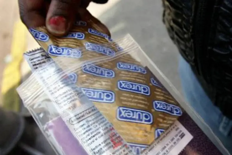 Idosa sul-africana com preservativo: idosos esfregam os preservativos em suas articulações e afirmam sentir um alívio imediato (Spencer Platt/AFP)