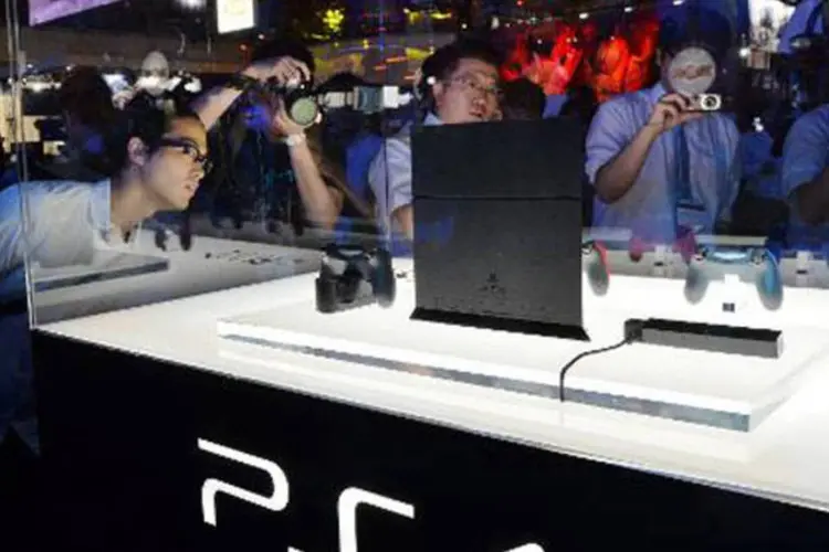 Visitantes admiram o novo console da Sony, o PlayStation 4: prova da vitalidade deste setor foi o lançamento do "Grand Theft Auto V", o videogame mais aguardado do ano (Yoshikazu Tsuno/AFP)