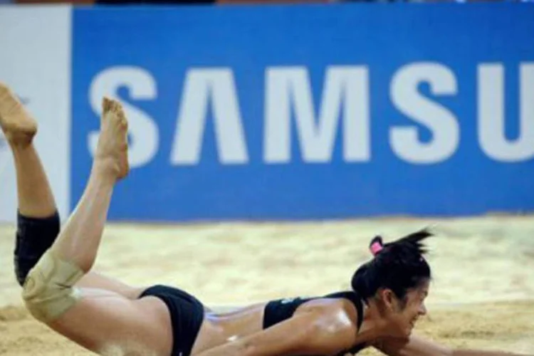 Atleta da Malásia em partida de vôlei de praia: alguns países exigiram que as participantes femininas estejam cobertas nas provas de vôlei de praia, atletismo e natação (Goh Chai Hin/AFP)