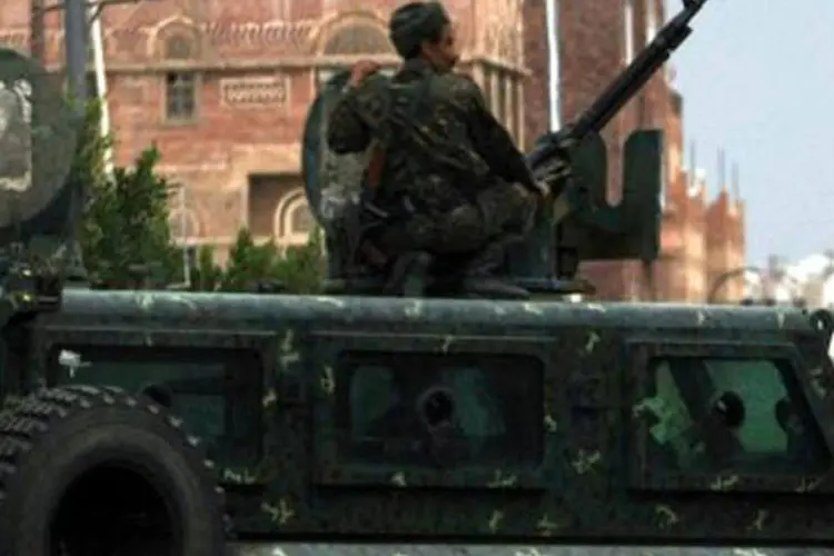
	Soldado iemenita:&nbsp;ataque come&ccedil;ou com a explos&atilde;o de um carro bomba guiado por um suicida
 (Mohammed Huwais/AFP)