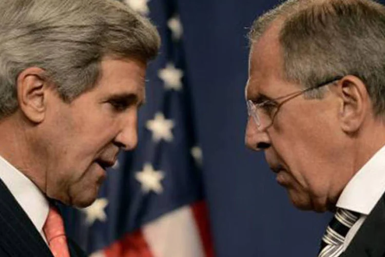 
	O secret&aacute;rio de Estado americano, John Kerry (e), e o ministro das Rela&ccedil;&otilde;es Exteriores russo, Serguei Lavrov: diplomatas permanecem em contato di&aacute;rio sobre a S&iacute;ria
 (Philippe Desmazes/AFP)