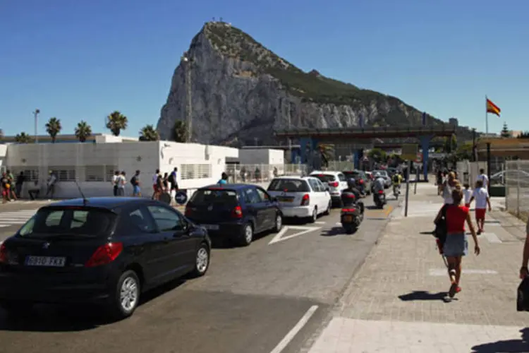 Carros aguardam para entrar em Gibraltar: porta-voz britânico afirma que é preciso estudar "com cuidado" medidas legais (Jon Nazca/Reuters)
