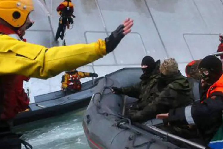 Guardas russos invadem um navio do Greenpeace: barco foi rebocado "para realizar procedimentos jurídicos", disseram autoridades russas (AFP)