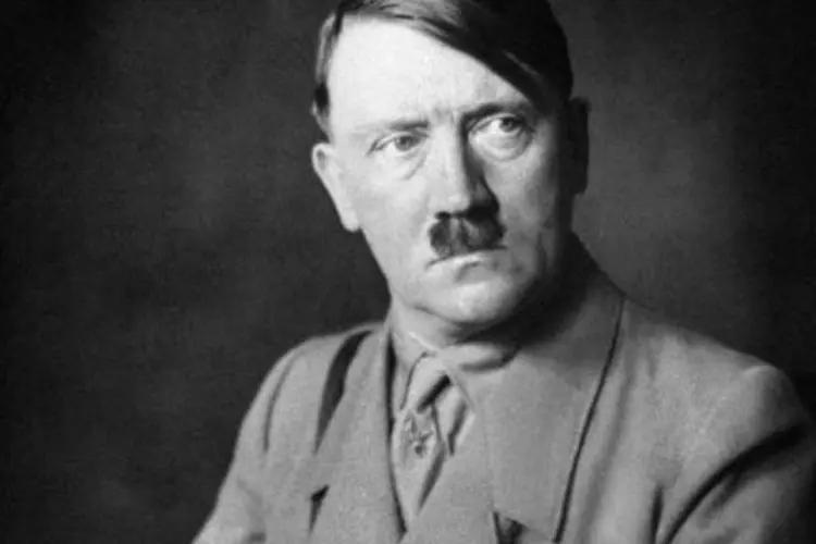 
	Adolf Hitler em foto de 1938: o filme mostra com&iacute;cios nazistas, queimas de livros e saques a lojas de judeus
 (AFP)