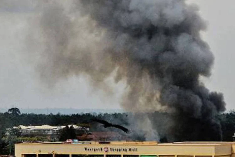 Densa fumaça é liberada do shopping Westgate de Nairóbi, no Quênia: atentado deixou 69 mortos e 63 desaparecidos (Carl de Souza/AFP)