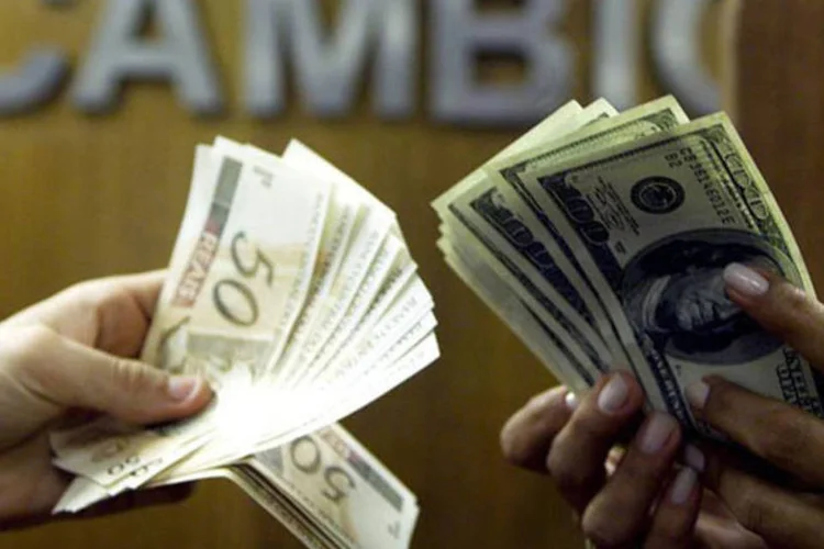 
	C&acirc;mbio: &agrave;s 9h17, a moeda norte-americana recuava 0,85 por cento, a 3,2213 reais na venda, depois de subir 2,77 por cento na sexta-feira
 (Bruno Domingos/Reuters)
