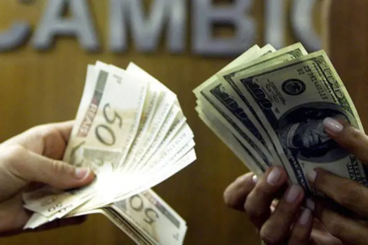 
	C&acirc;mbio: &agrave;s 11h32, a moeda norte-americana subia 0,62%, a 2,3875 reais na venda
 (Bruno Domingos/Reuters)