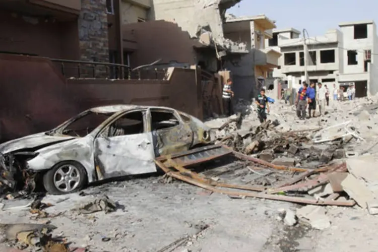 
	Local atacado pela Al Qaeda no Iraque: confrontos entre supostos membros da Al Qaeda e for&ccedil;as de seguran&ccedil;a destru&iacute;ram tr&ecirc;s ve&iacute;culos pertencentes aos milicianos
 (Ako Rasheed/Reuters)