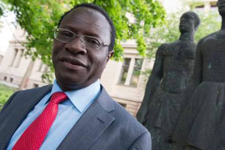 Karamba Diaby, um dos deputados negros eleitos na Alemanha: em sua conta do Twitter, o social-democrata comemorava na manhã desta segunda sua vitória (John Macdougall/AFP)