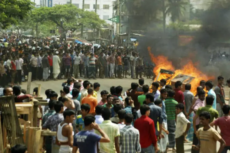 Protestos em Bangladesh: protestos seguiram intensos hoje com mais de 100 fabricas fechadas e milhares de trabalhadores nas ruas (Stringer/Reuters)
