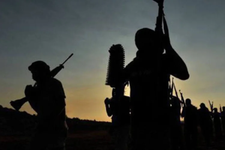 Jihadistas participam de exercícios militares na Síria: na sexta, dois pilotos da Turkish Airlines foram sequestrados (Bulent Kilic/AFP)
