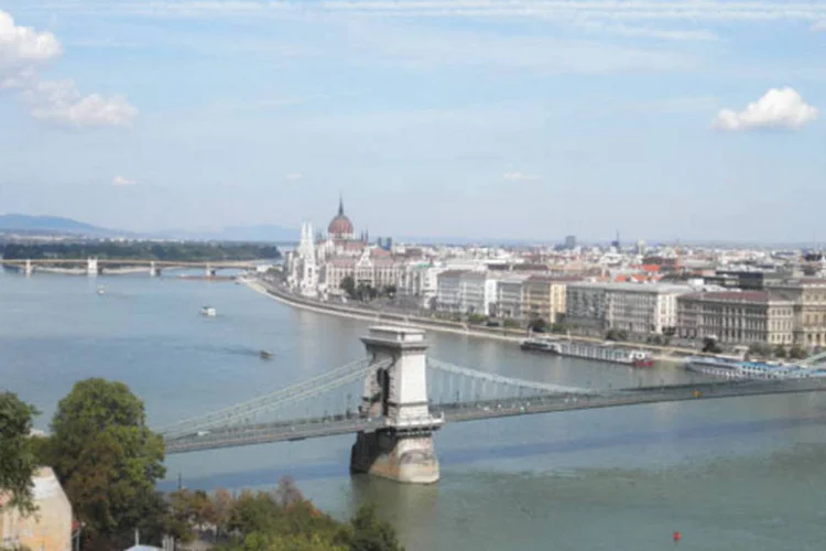 Ponte sobre o Danúbio, em Budapeste: passeio vai da entrada à modernidade até os esforços da cidade para se transformar em uma cidade europeia e de vanguarda (Wikimedia Commons)