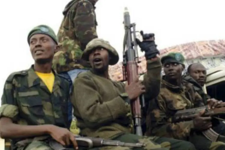 Rebeldes do M23 em um caminhão das Forças Armadas da RDC, em Bunagana (Michele Sibiloni/AFP)