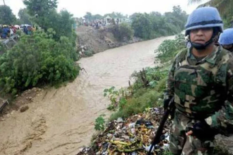 Militares da ONU participam das buscas por vítimas do furacão Sandy em Porto Príncipe (AFP/ Thony Belizaire)
