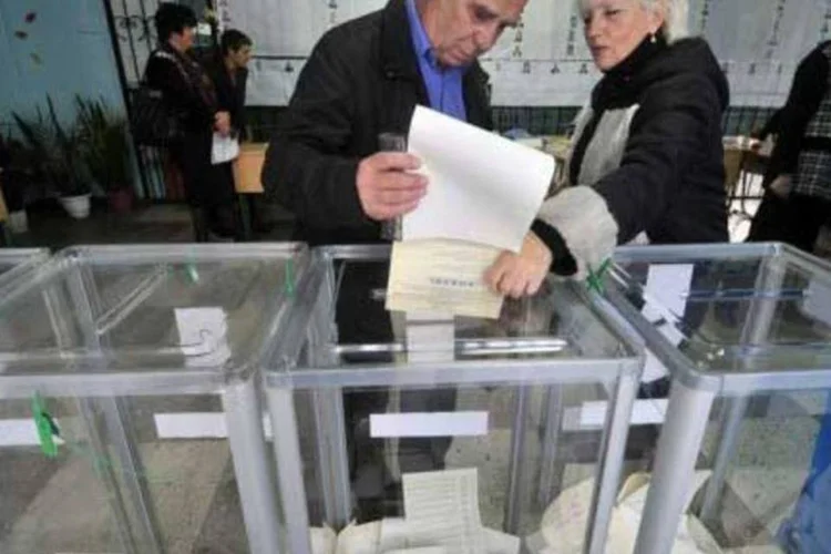Ucranianos votam nas eleições legislativas deste domingo em Kiev (AFP)