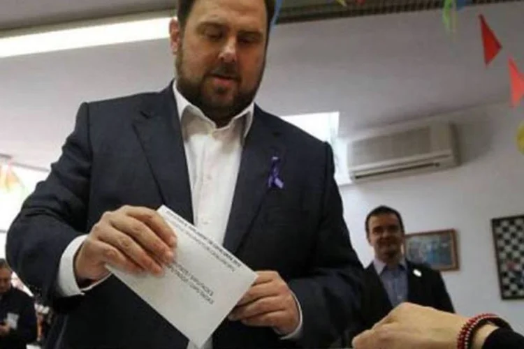 Oriol Junqueras, líder do partido Esquerra Republicana de Catalunya, insere voto em seção de Sant Vincen dels Horts para eleições regionais da Catalunha (AFP / Quique Garcia)