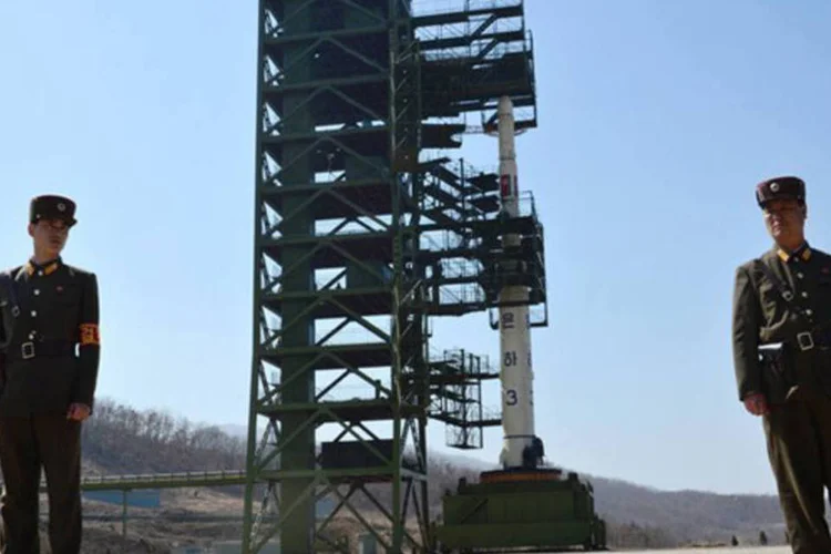 
	Soldados norte-coreanos posicionados no centro espacial det Tangachairi em abril: ONU, Estados Unidos, R&uacute;ssia e China lamentaram o lan&ccedil;amento
 (Pedro Ugarte/AFP)