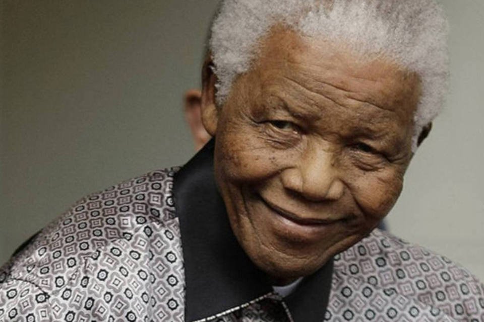 Mandela está 'muito melhor', mas continua internado