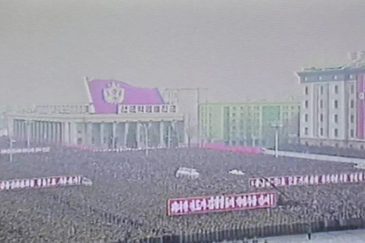 Imagem da TV norte-coreana mostra multidão reunida em Pyongyang para celebrar o lançamento de foguete
 (North Korean TV/AFP)