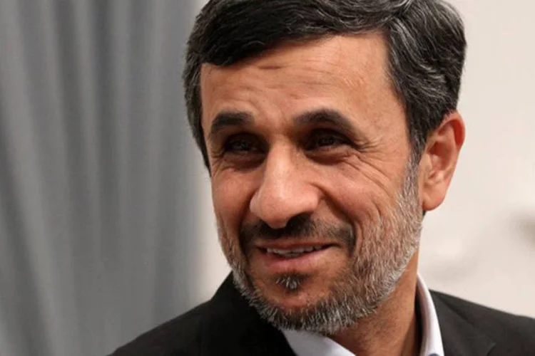 
	Ahmadinejad sorri durante encontro com Nechirvan Barzani, primeiro-ministro do governo regional do Curdist&atilde;o iraquiano
 (Atta Kenare/AFP)