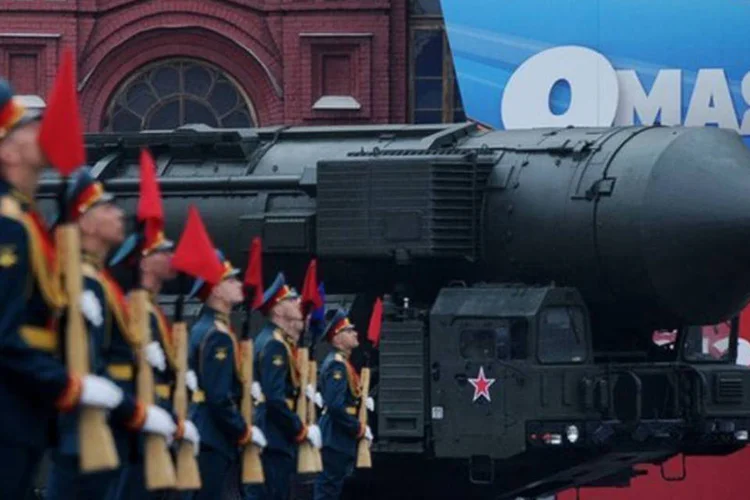 
	M&iacute;ssil bal&iacute;stico intercontinental Topol visto no desfile do dia da Vit&oacute;ria: o novo m&iacute;ssil de alcance mundial poder&aacute; enfrentar qualquer sistema defensivo, disse o general
 (Natalia Kolesnikova/AFP)