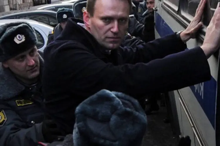 
	Ativista e blogueiro Alexei Navalny &eacute; detido pela pol&iacute;cia em 27 de outubro de 2012: a equipe de Navalny negou a alega&ccedil;&atilde;o
 (Andrey Smirnov/AFP)