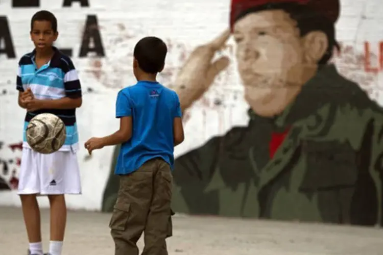 
	Imagem de Ch&aacute;vez pintada em um muro de Caracas
 (Juan Barreto/AFP)