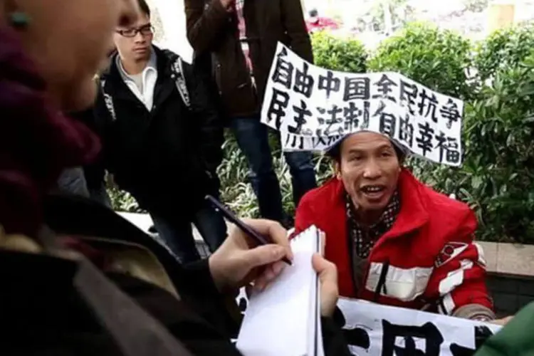 
	Manifestantes protestam em frente &agrave; sede da Nanfang Media em Guangzhou: muitas celebridades apoiaram publicamente a revista durante os protestos
 (AFP)