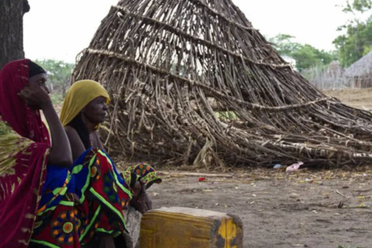 
	Duas mulheres no Qu&ecirc;nia: O pa&iacute;s africano aprovou em 2011 a norma que criminaliza a abla&ccedil;&atilde;o e cria o Comit&ecirc; Anti-MGF, dotado de uma unidade judicial
 (Ivan Lieman/AFP)