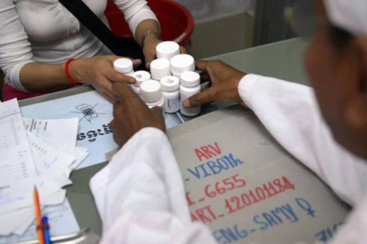 
	Camboja: promotores acusaram o m&eacute;dico de assassinato no m&ecirc;s passado ap&oacute;s a dissemina&ccedil;&atilde;o do v&iacute;rus, que causa AIDS, ficar conhecida
 (Tang Chhin Sothy/AFP)